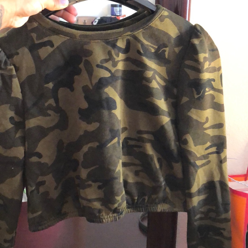 Long sleeve camouflage crop top